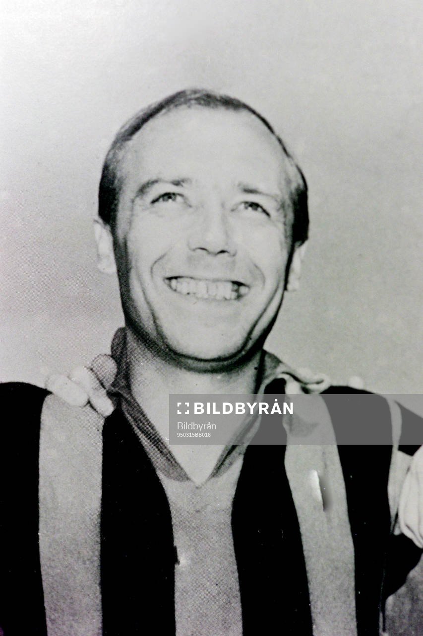 Gunnar Nordahl bläddrar i ett fotoalbum från tiden i