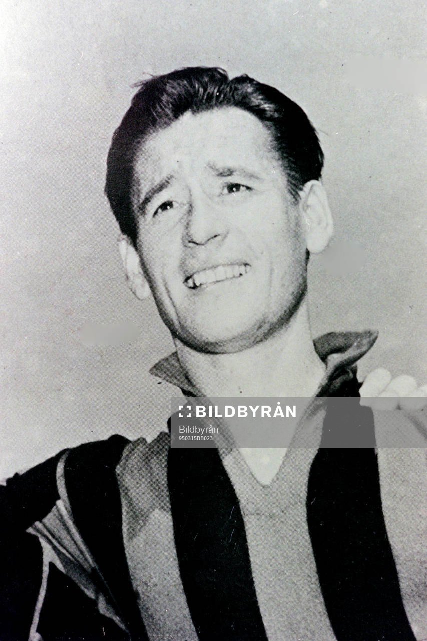Gunnar Nordahl bläddrar i ett fotoalbum från tiden i