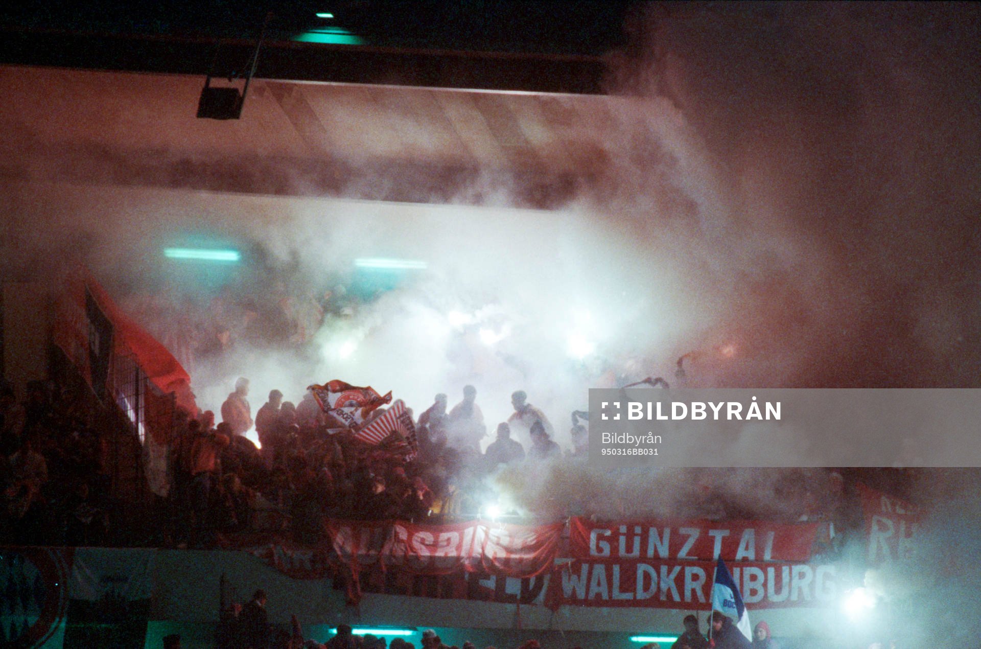 Supporterna tänder bengaler