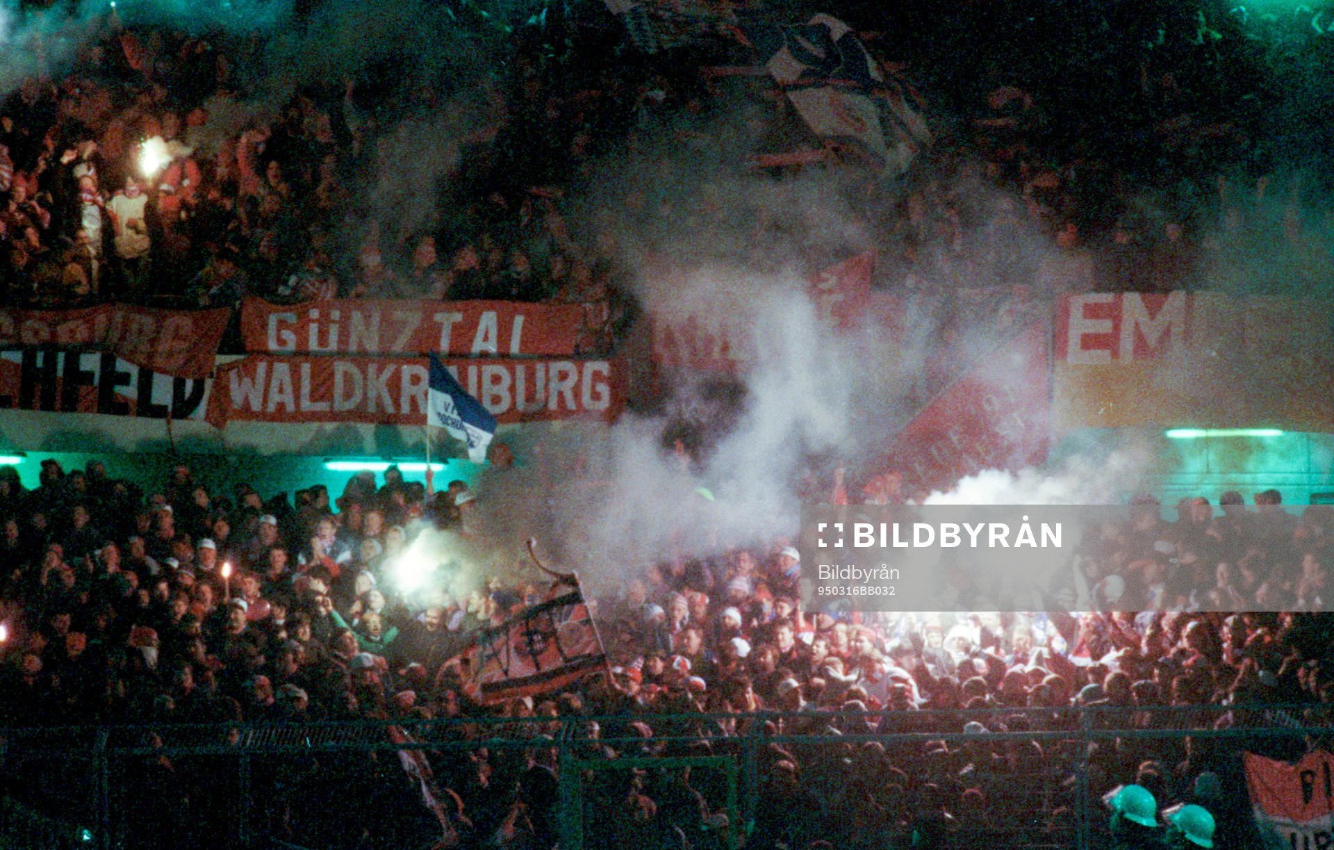 Supporterna tänder bengaler