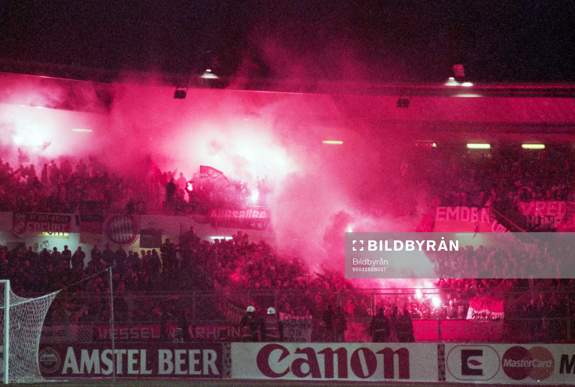 Supporterna tänder bengaler
