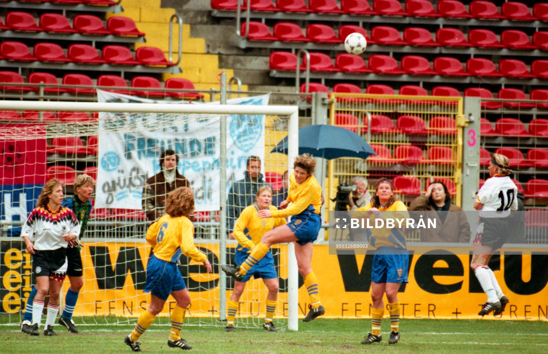 Pia Sundhage nickar undan bollen