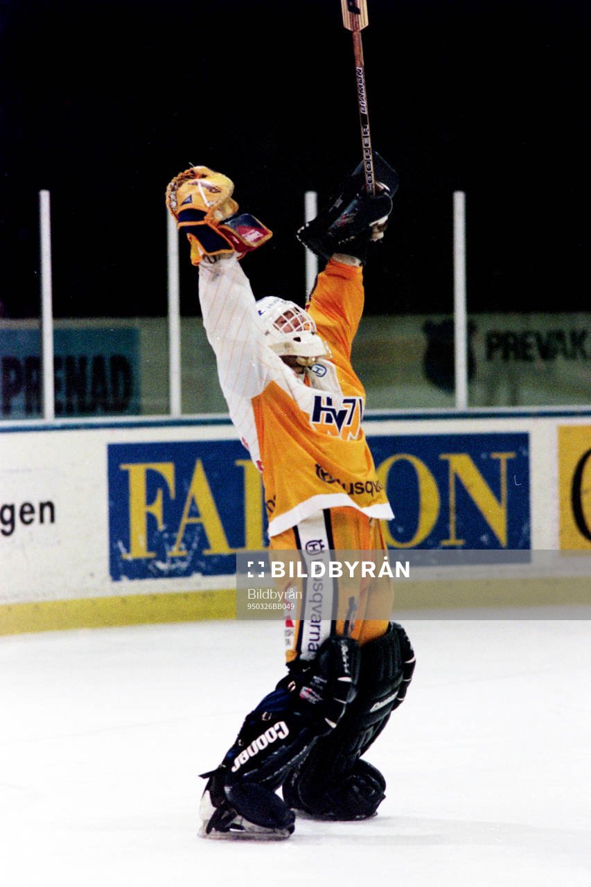 Boo Ahl, målvakt i HV71 jublar