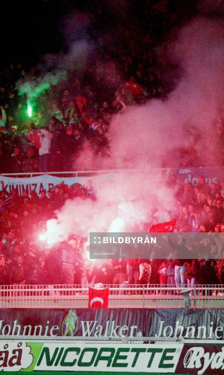 Supporter tänder bengaliska eldar