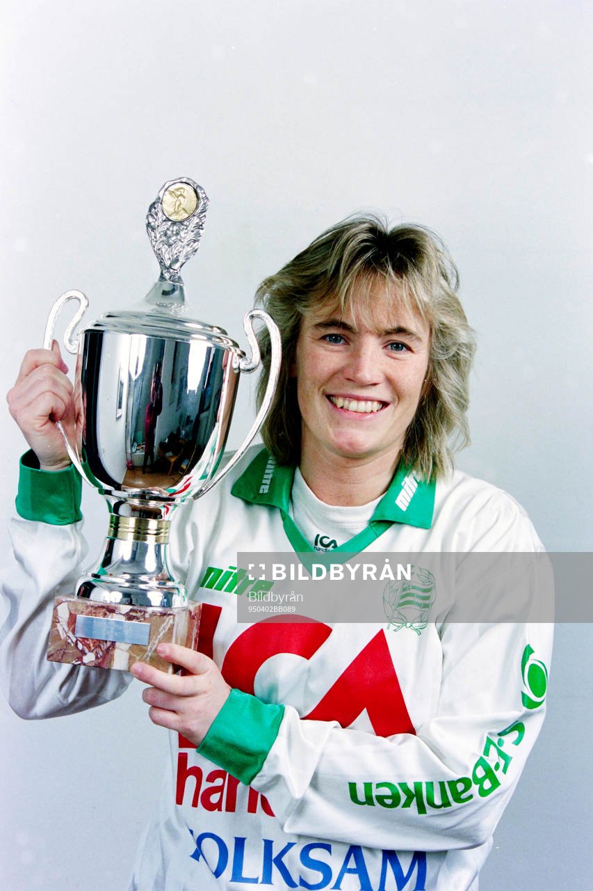 Lilie Persson med pokalen