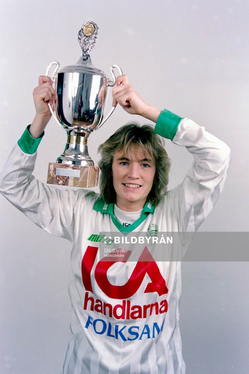 Lilie Persson med pokalen