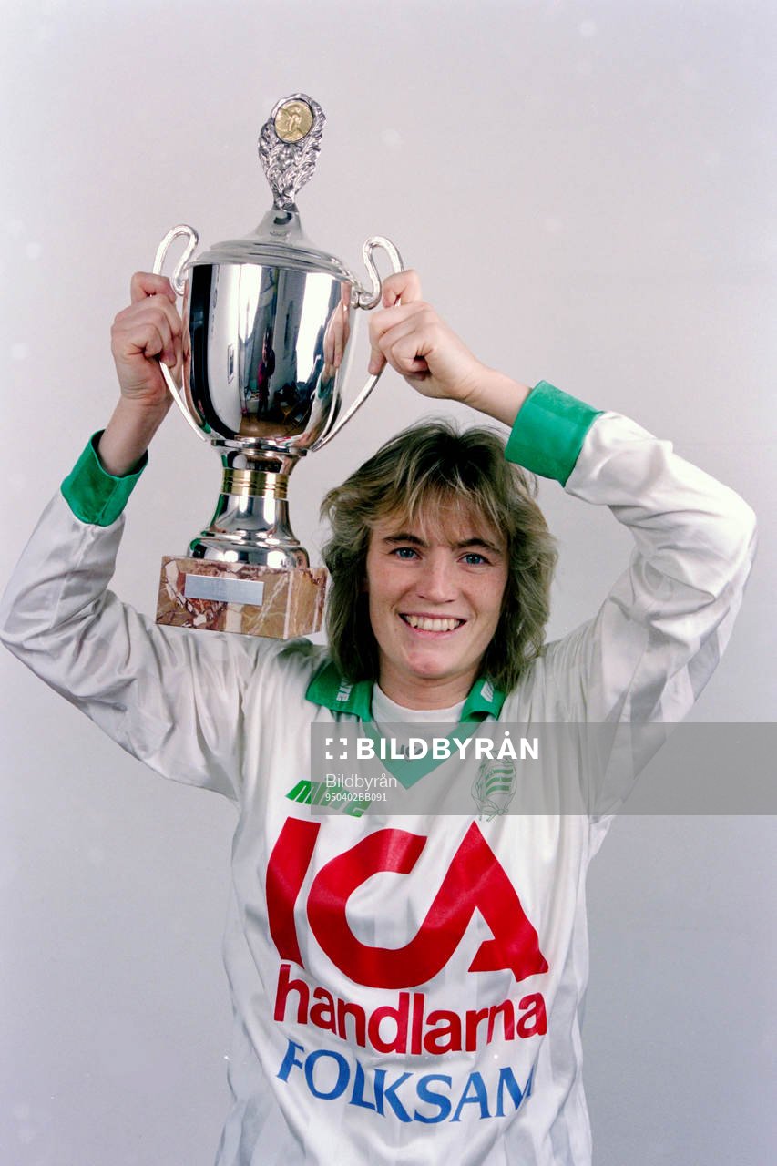 Lilie Persson med pokalen