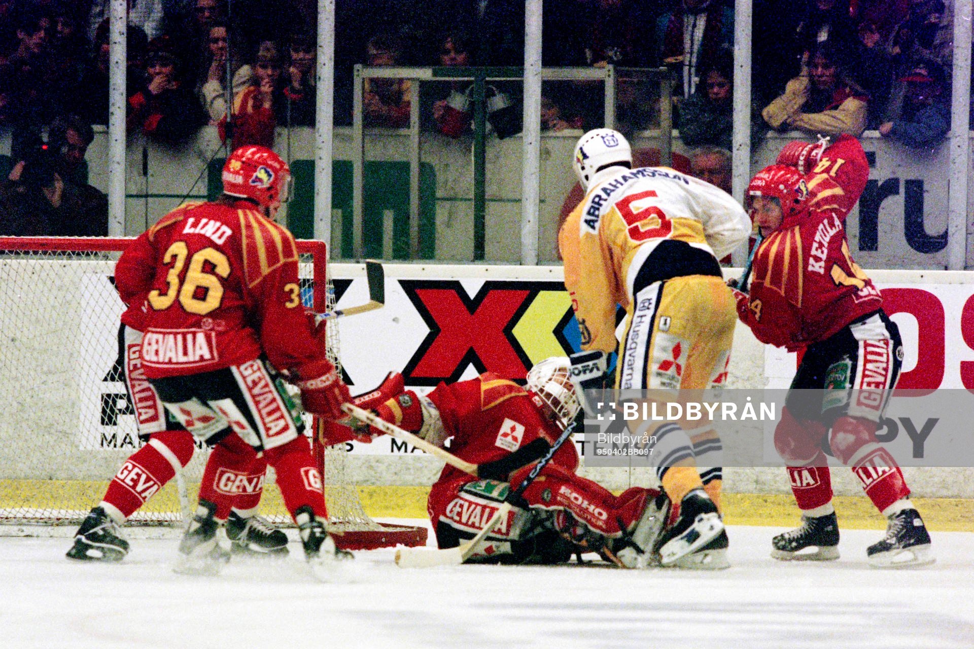 Hans Abrahamsson, HV71 framför brynäs målvakt Michael