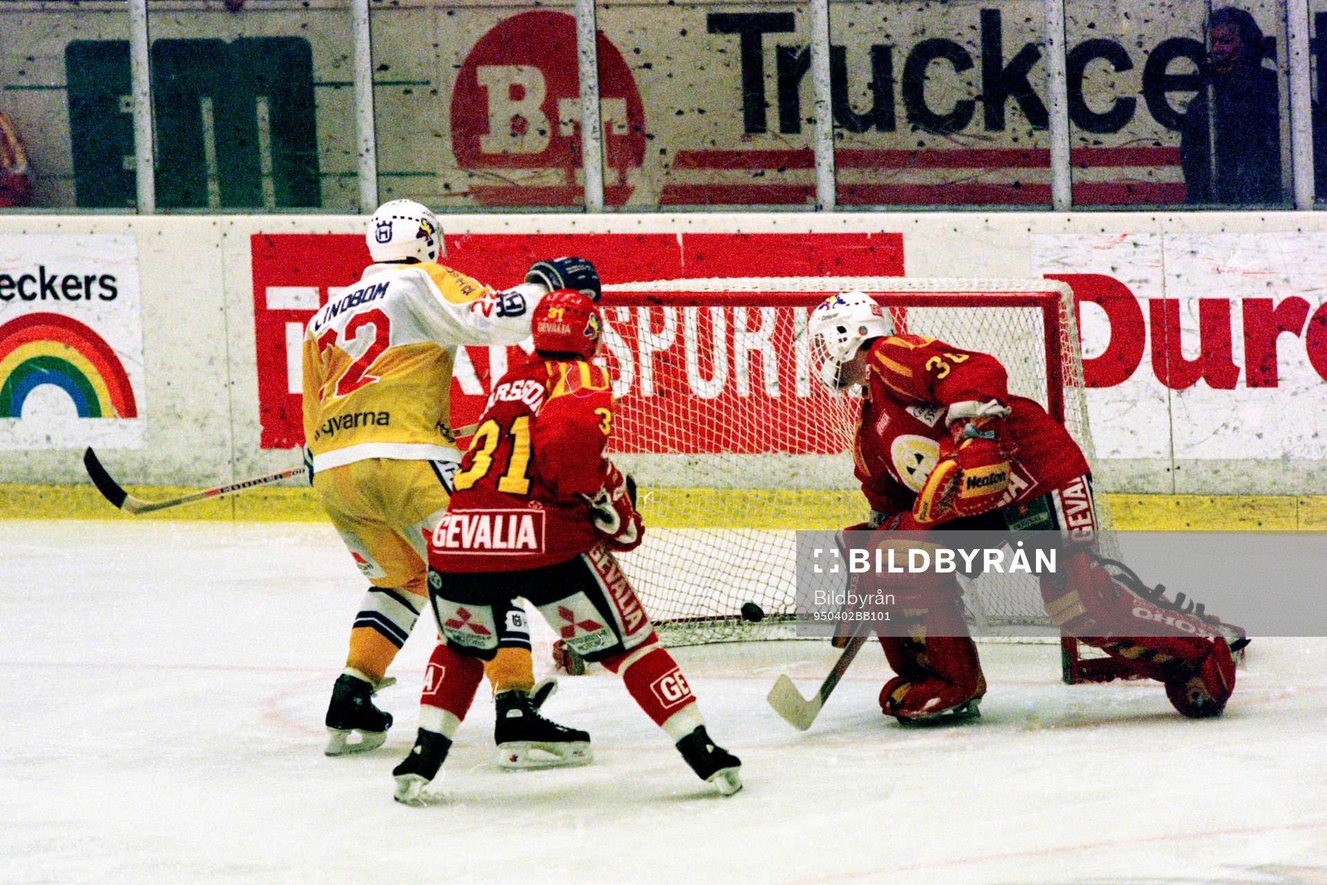 Johan Lindbom, HV71 ser pucken gå i mål bakom Michael