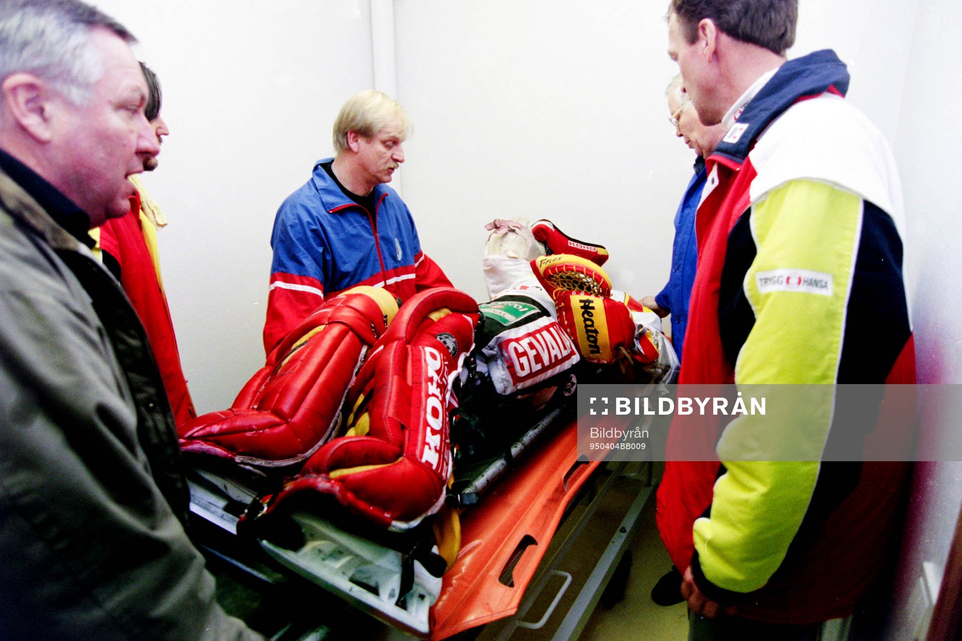 Brynäs målvakt Michael Sundlöv skadad på bår