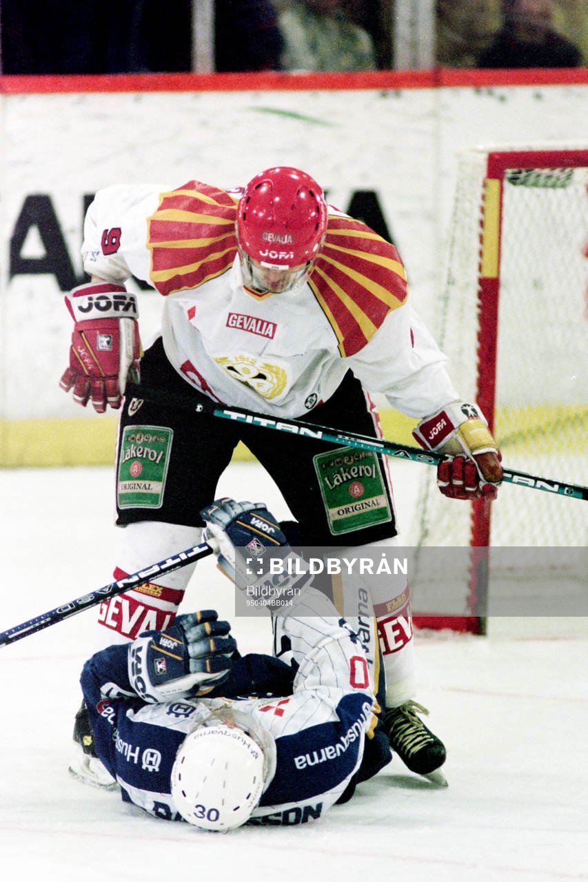 Brynäs Mikael Enander över Johan Davidsson, HV71