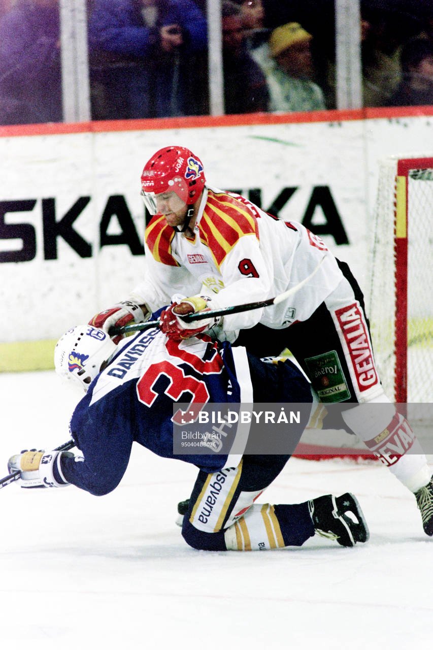 Brynäs Mikael Enander trycker ner Johan Davidsson, HV71