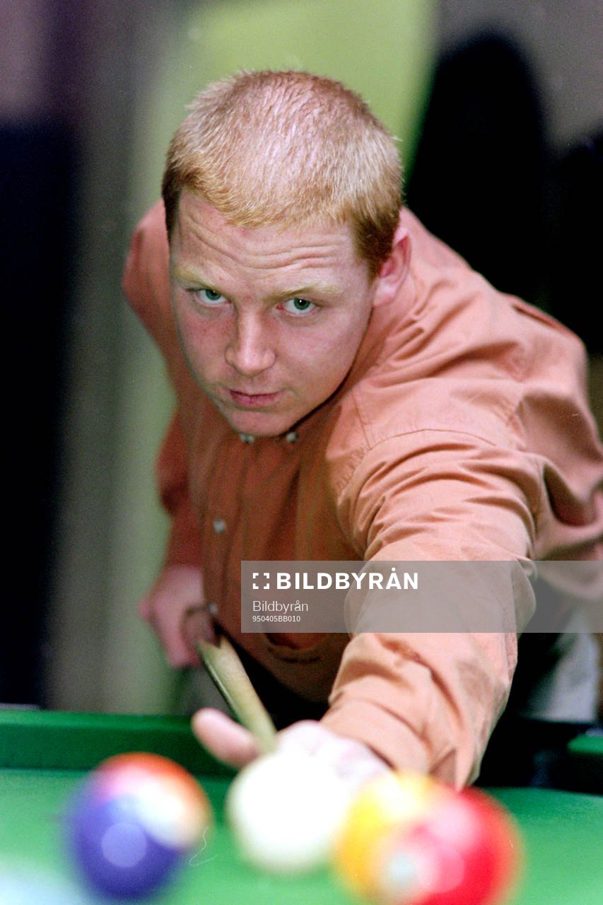 Jörgen Pettersson spelar biljard