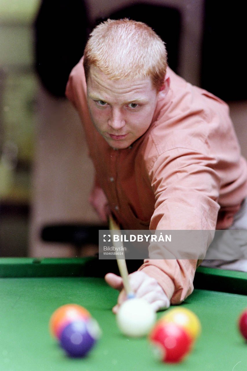 Jörgen Pettersson spelar biljard
