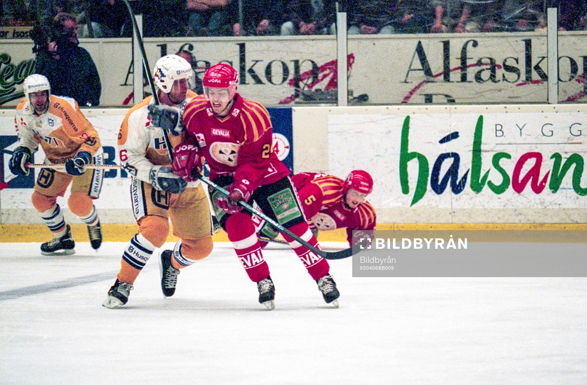 Andreas Schultz, HV71 till vänster försöker stoppa en