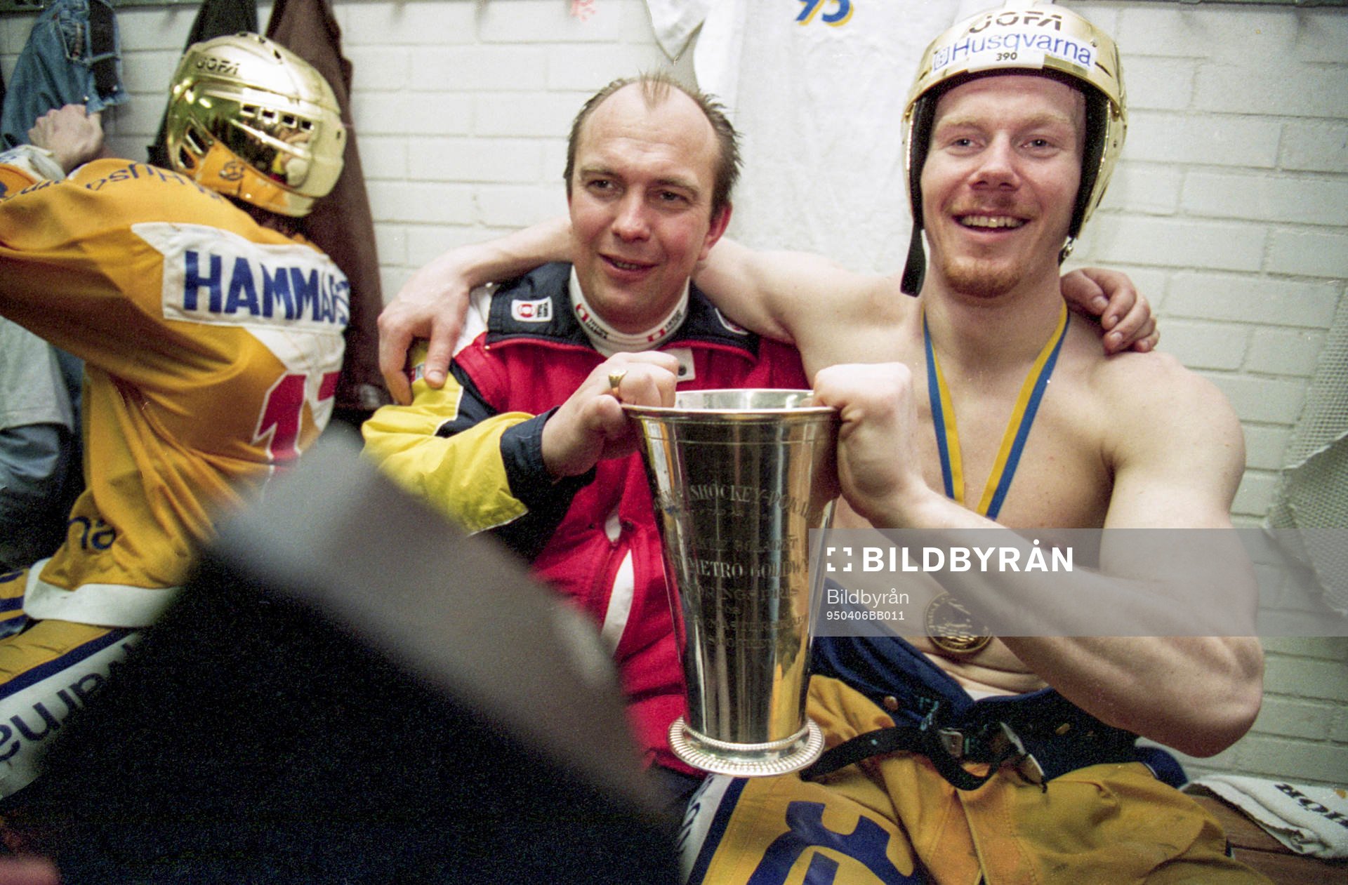 Sune Bergman, tränare i HV71 och Johan Lindbom med pokalen