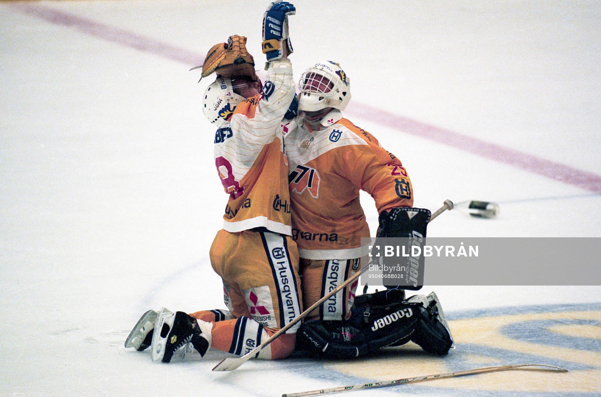 Boo Ahl och Mathias Svedberg i HV71 jublar när sm-guldet