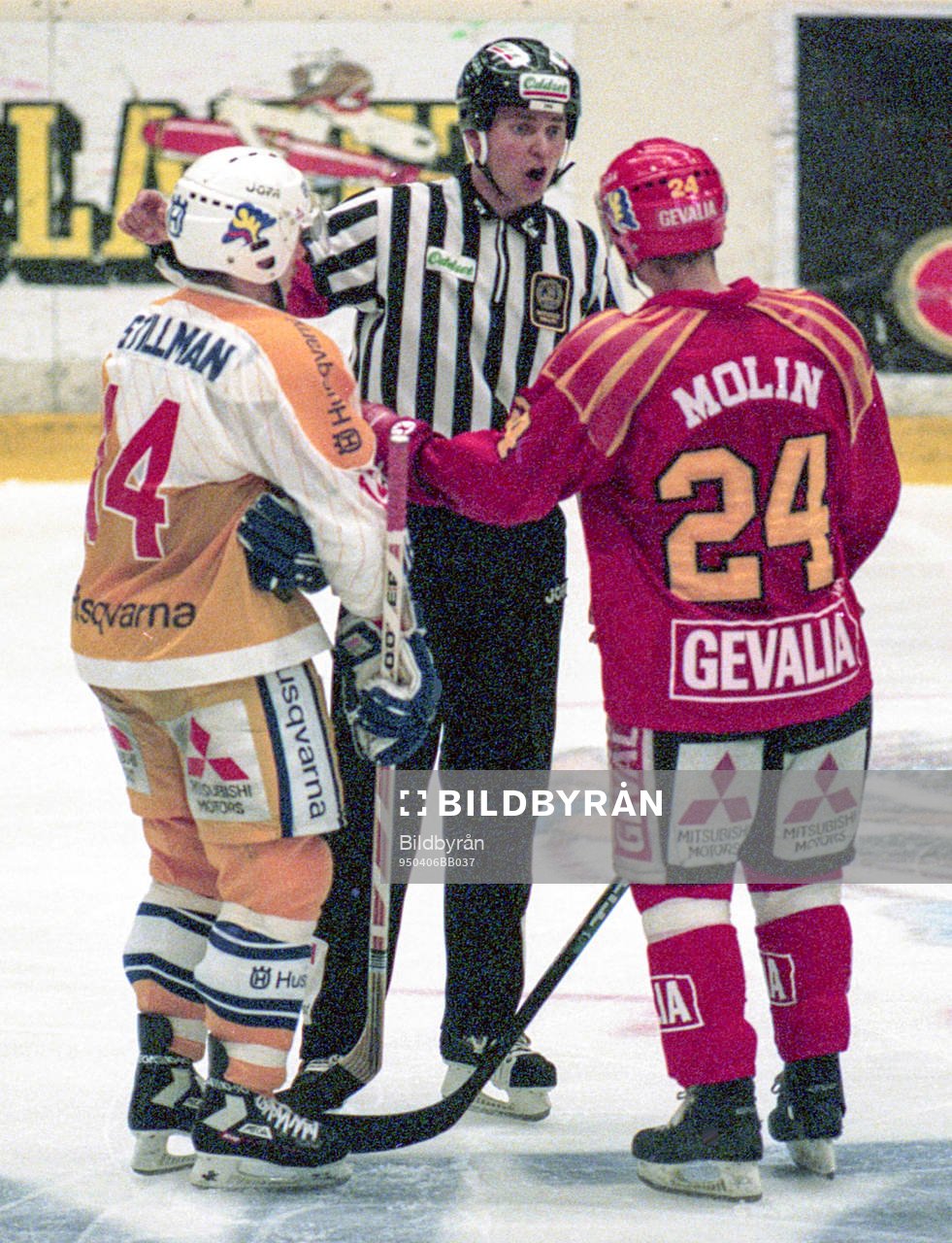 Domare Roger Öberg i diskussion med Fredrik Stillman, HV71