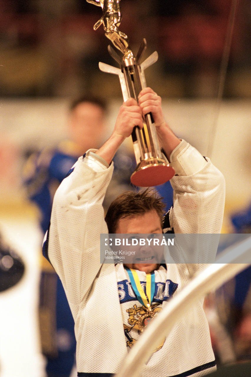 Timo Jutilla, Finland lyfter pokalen (Pokal, Buckla,