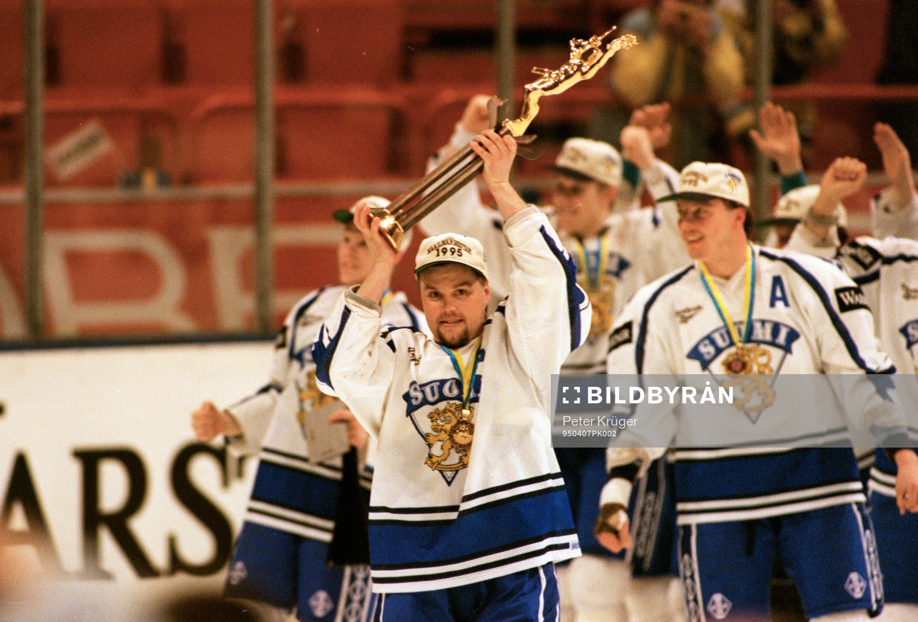 Timo Jutila, Finland lyfter pokalen (Pokal, Buckla,