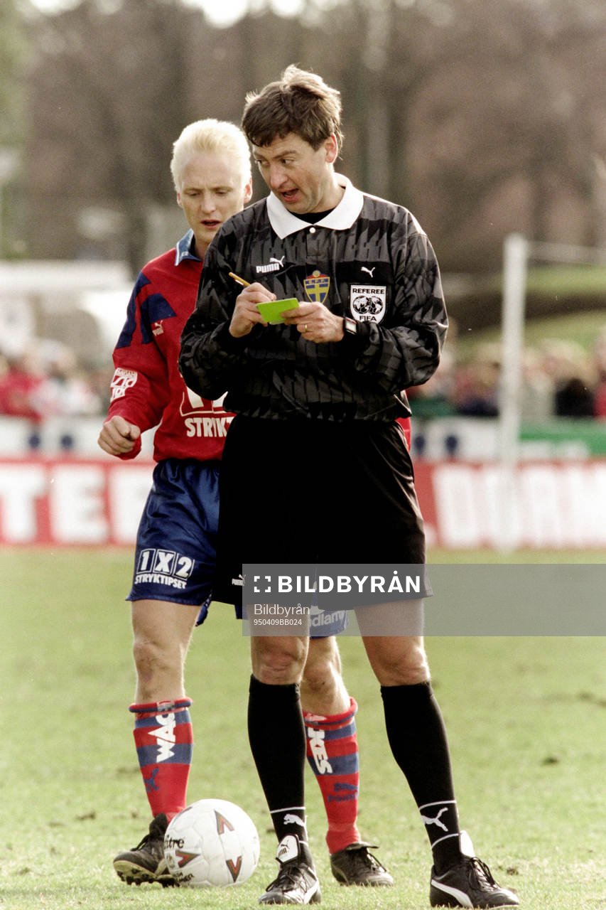 Fotboll, Allsvenskan, Halmstad - Helsingborg, 2-1: Leif Sundell, Borlänge, domare och Christer Fursth, Helsingborg.