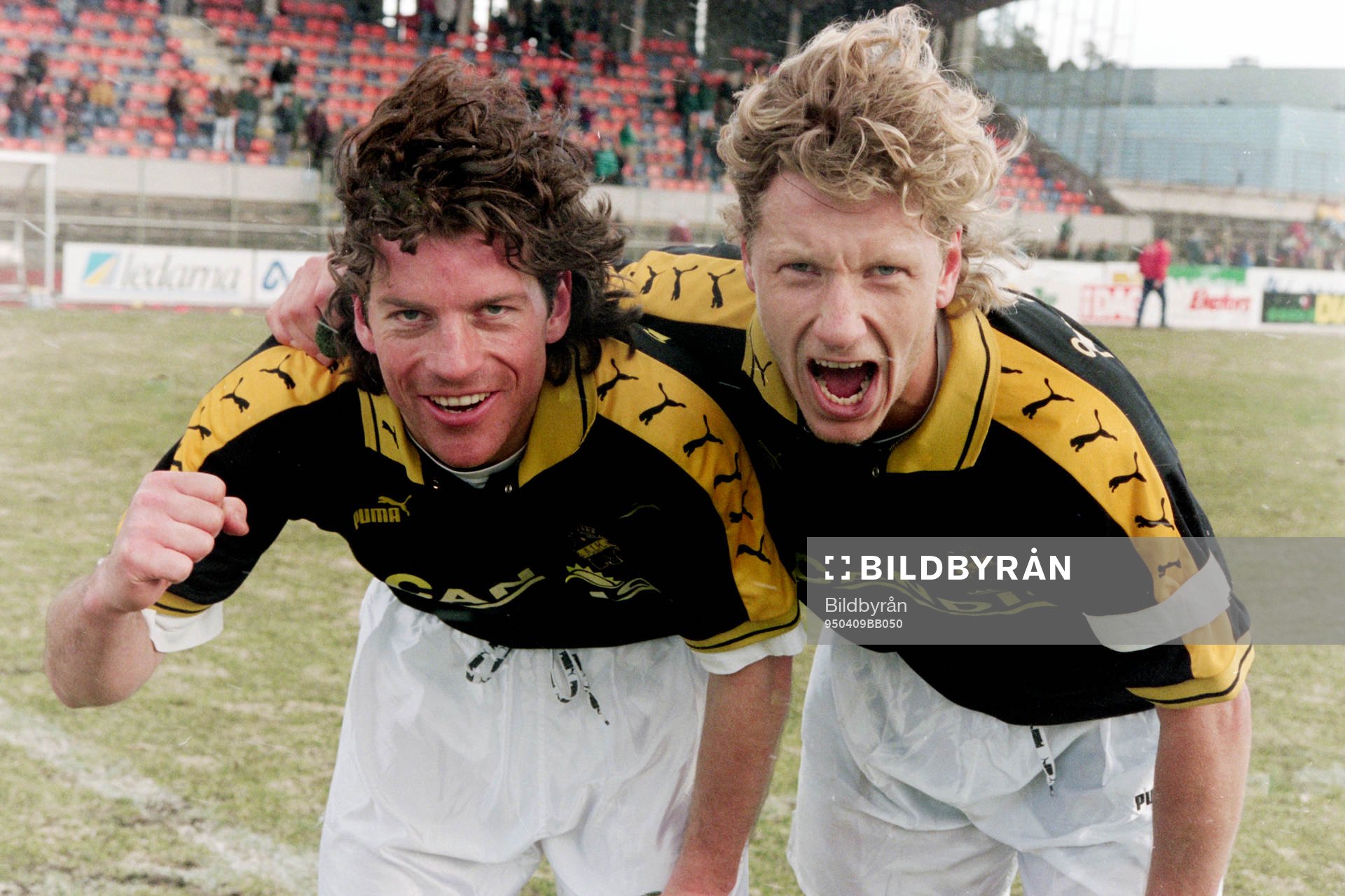 AIK:s målskyttar Dick Lidman och Jesper Jansson jublar