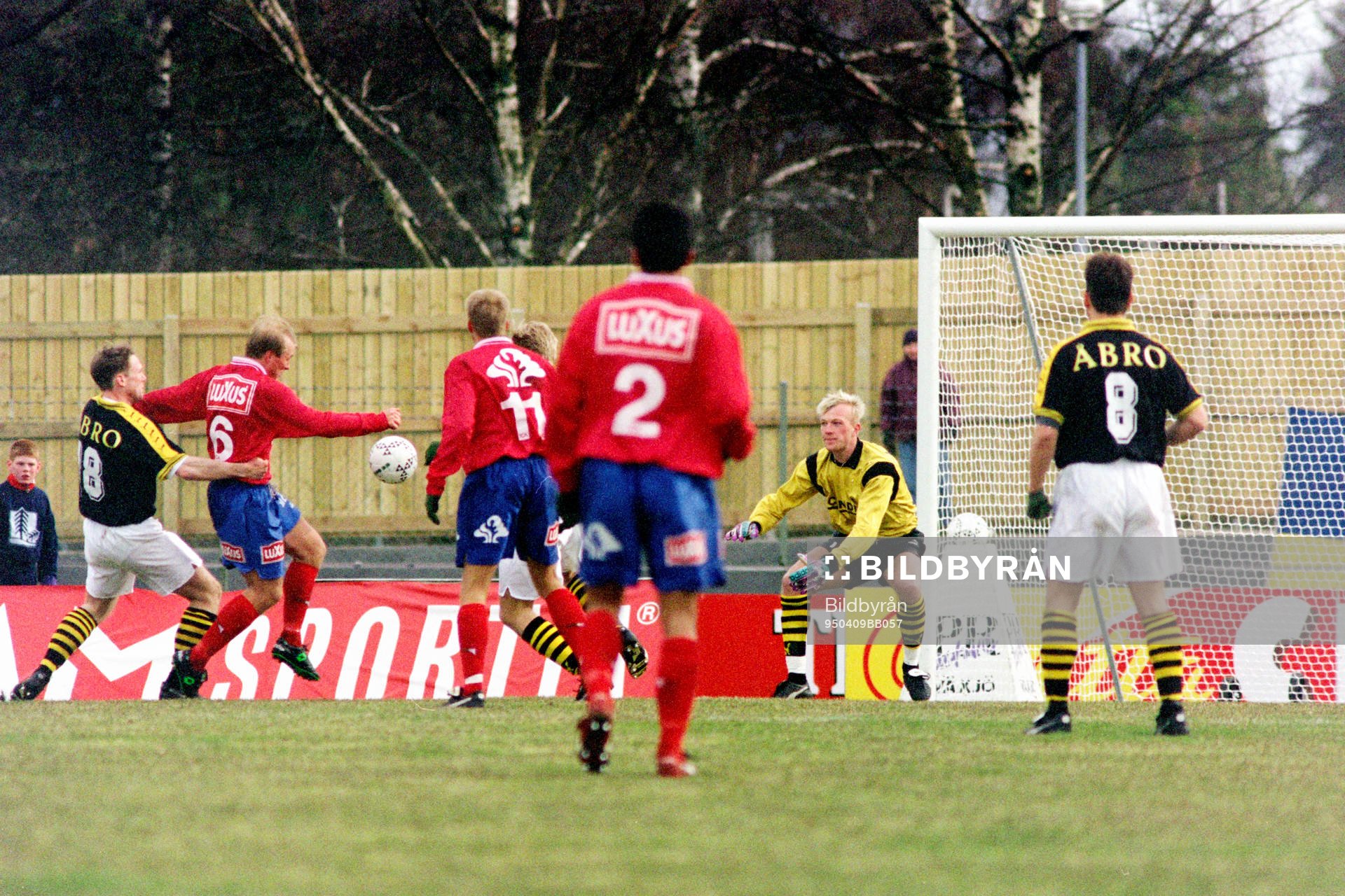 Fotboll, Allsvenskan, Öster - AIK, 0-2: Peter Wibrån, Öster fri med Magnus Hedman, målvakt i AIK.