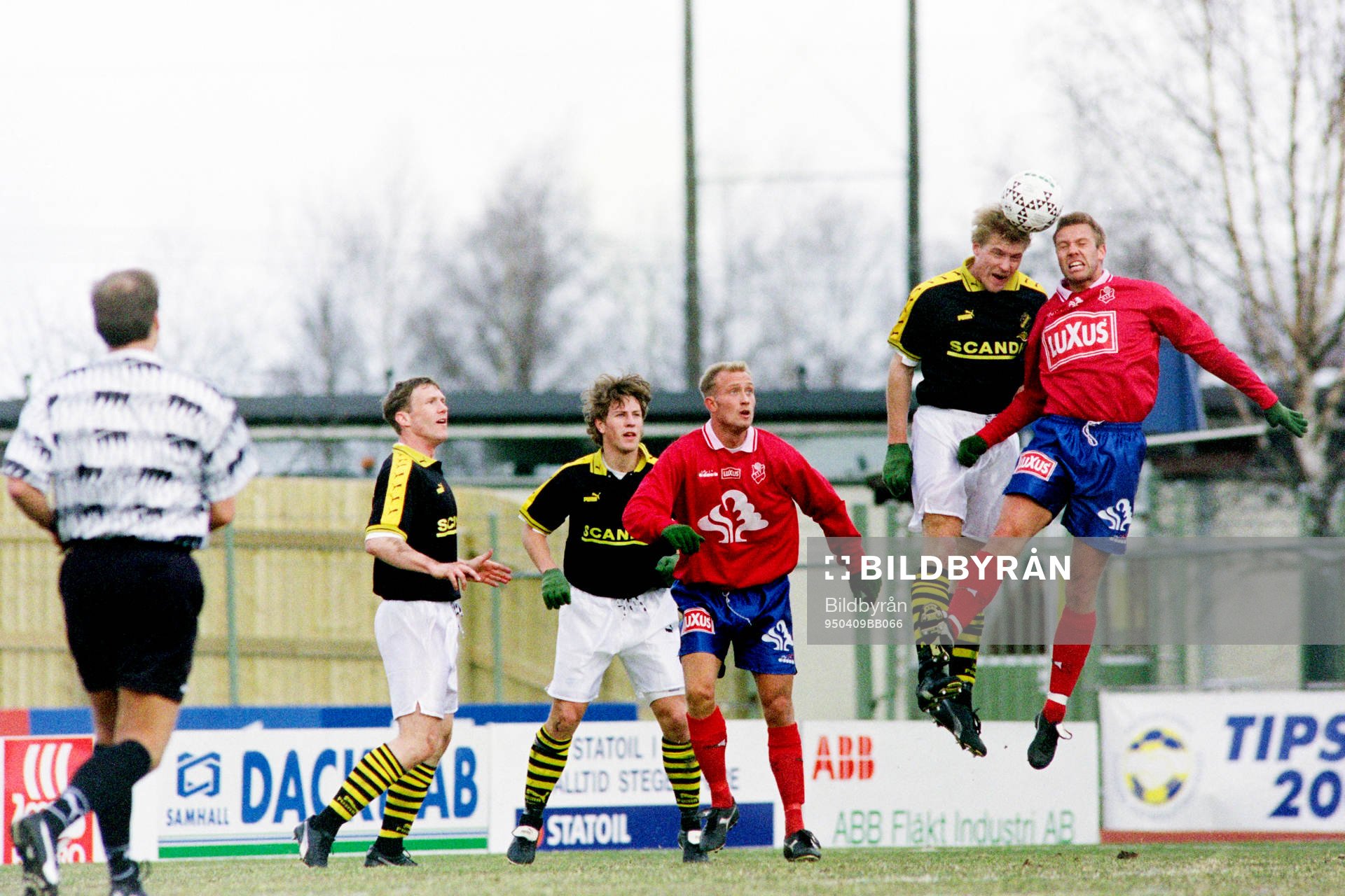 Johan Mjällby, AIK i en nickduell med öster Hans Eklund