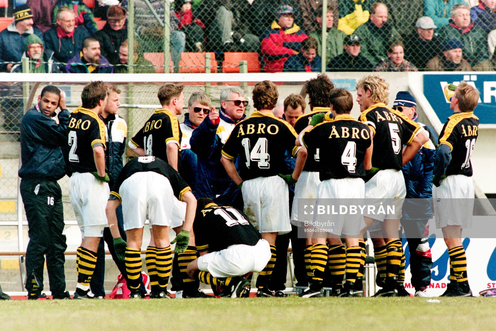 Hans Backe. tränare i AIK med sina spelare