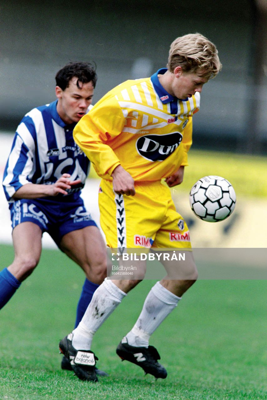 Robert Andersson, Halmstad med bollen uppvaktas av Joachim
