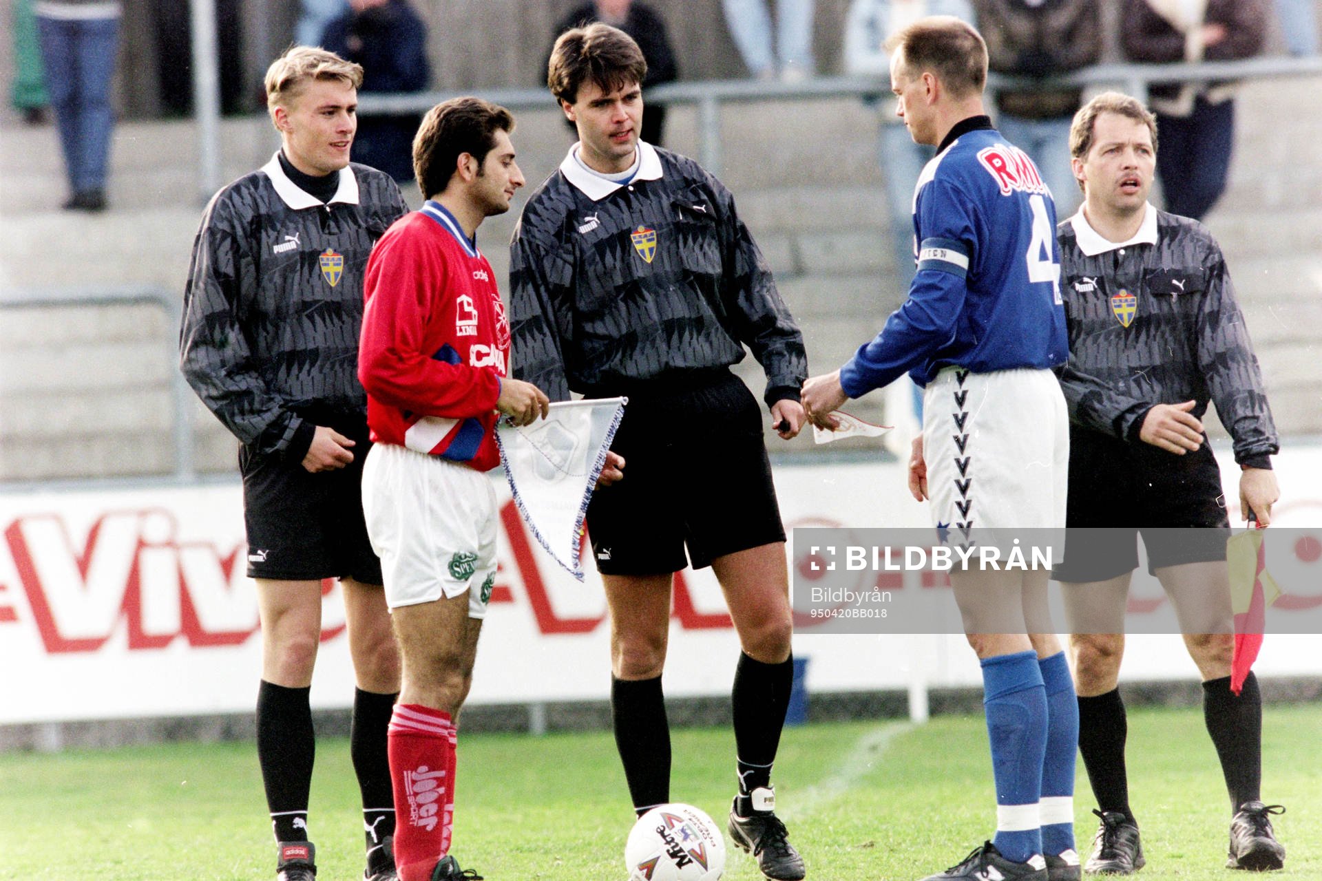 Fotboll, Skandiacupen, Kvartsfinal, Halmstad - Assyriska, 3-1: Domartrion Stefan Andersson. Vinslöv, Martin Ingvarsson, Hässleholm och Rolf Mauritzson, Trelleborg tillsammans med Metin Tasci, Assyriska och Tommy Andersson, Halmstad under slantsinglingen.