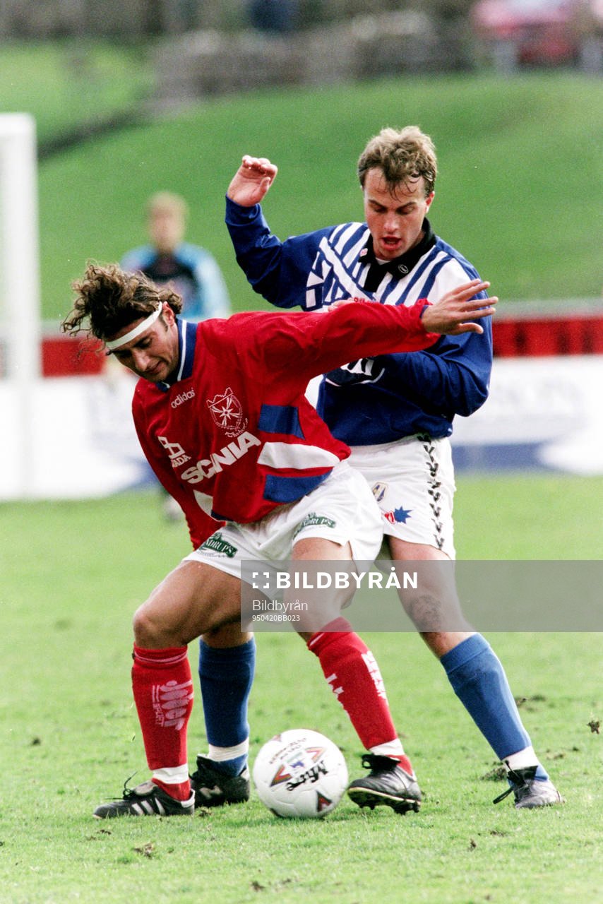 Fotboll, Skandiacupen, Kvartsfinal, Halmstad - Assyriska, 3-1: Kaffe Younan, Assyriska med Peter Vougt, Halmstad i ryggen.