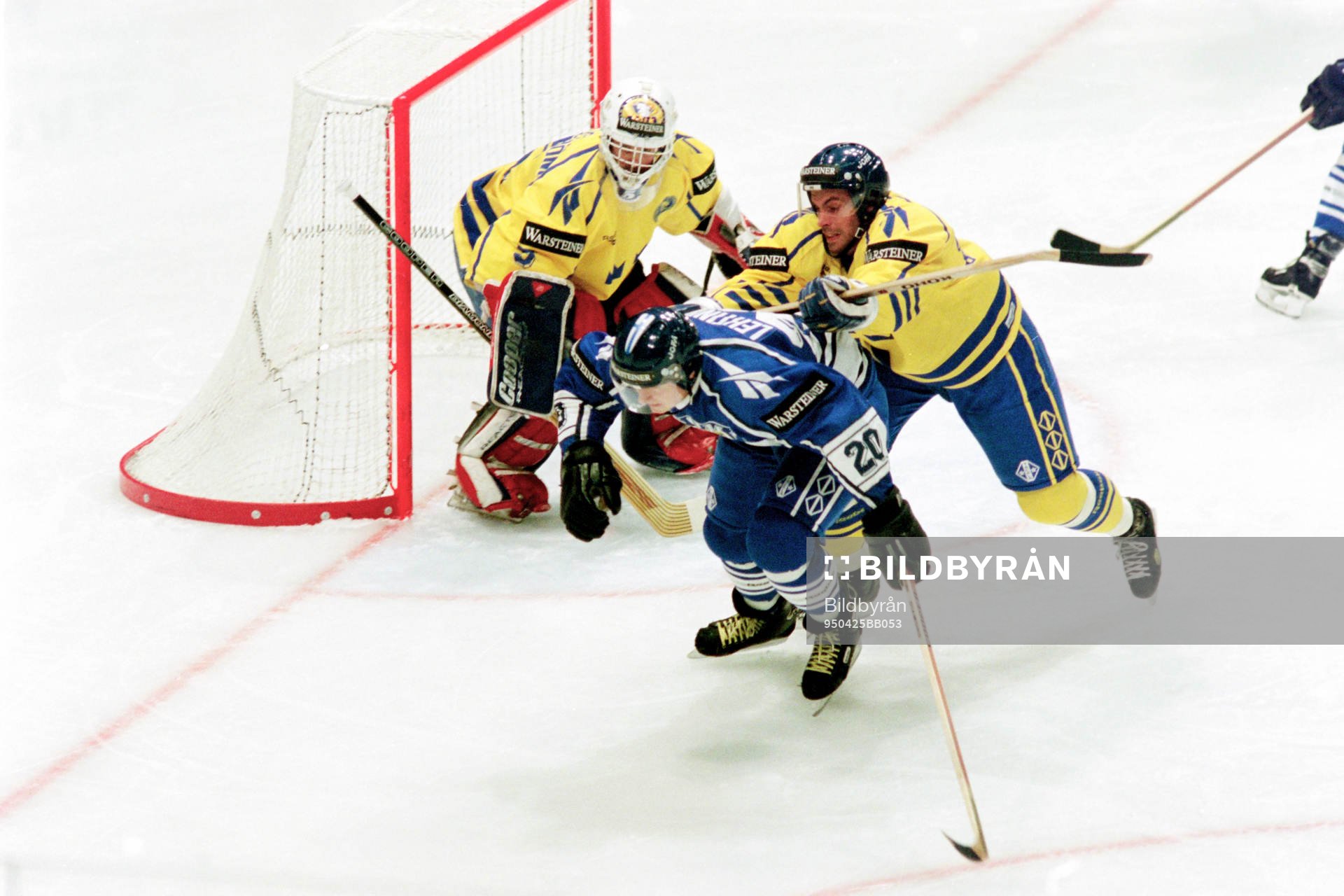 Jere Lehtinen, Finland framför Roger Nordström, målvakt
