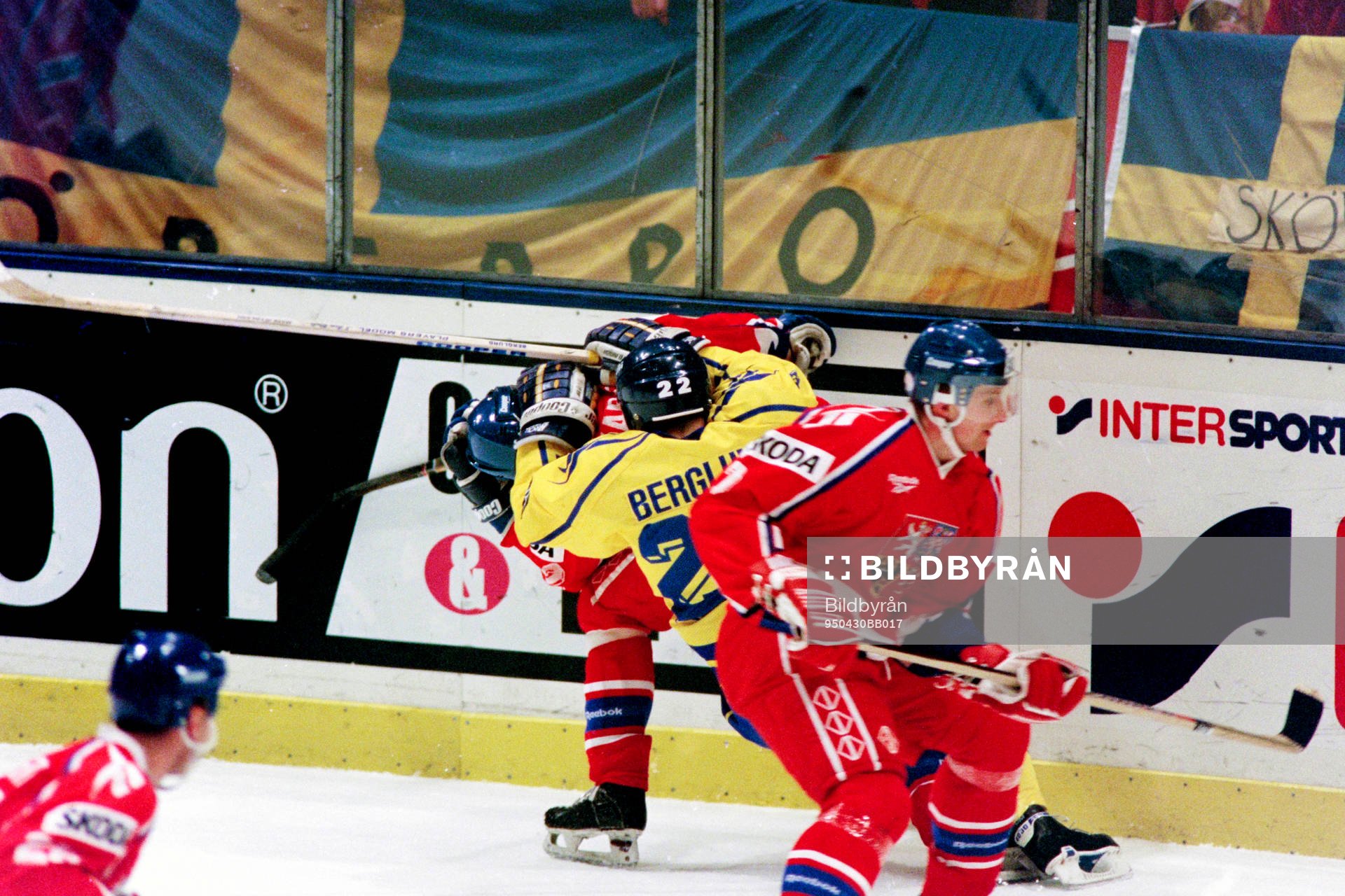Charles Berglund, Sverige i kamp om pucken