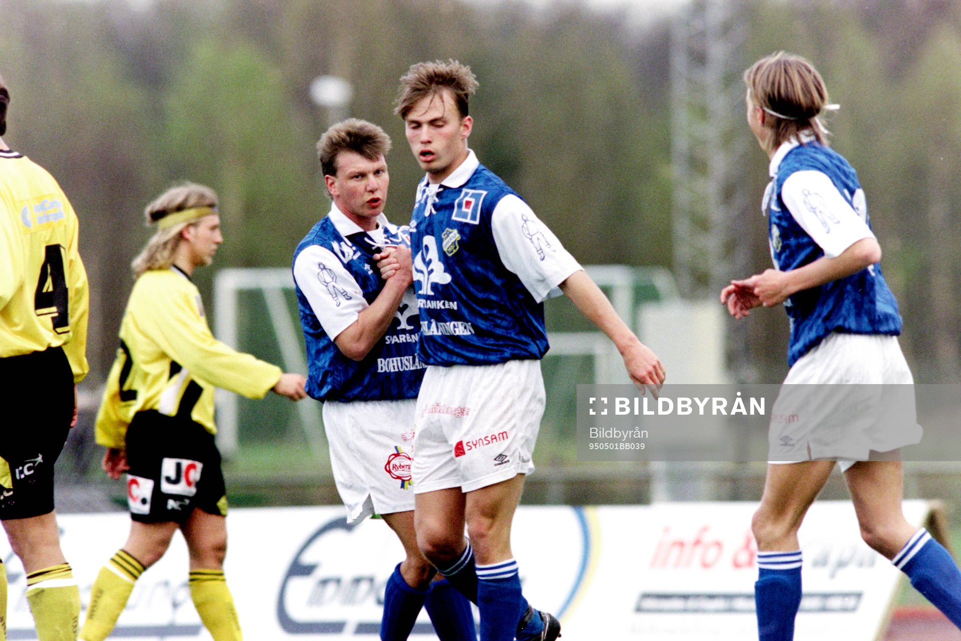 Fotboll, Div 1 Södra, IFK Hässleholm - Oddevold, 2-1: Markus Johannesson, Oddevold gratuleras efter sitt straffmål.