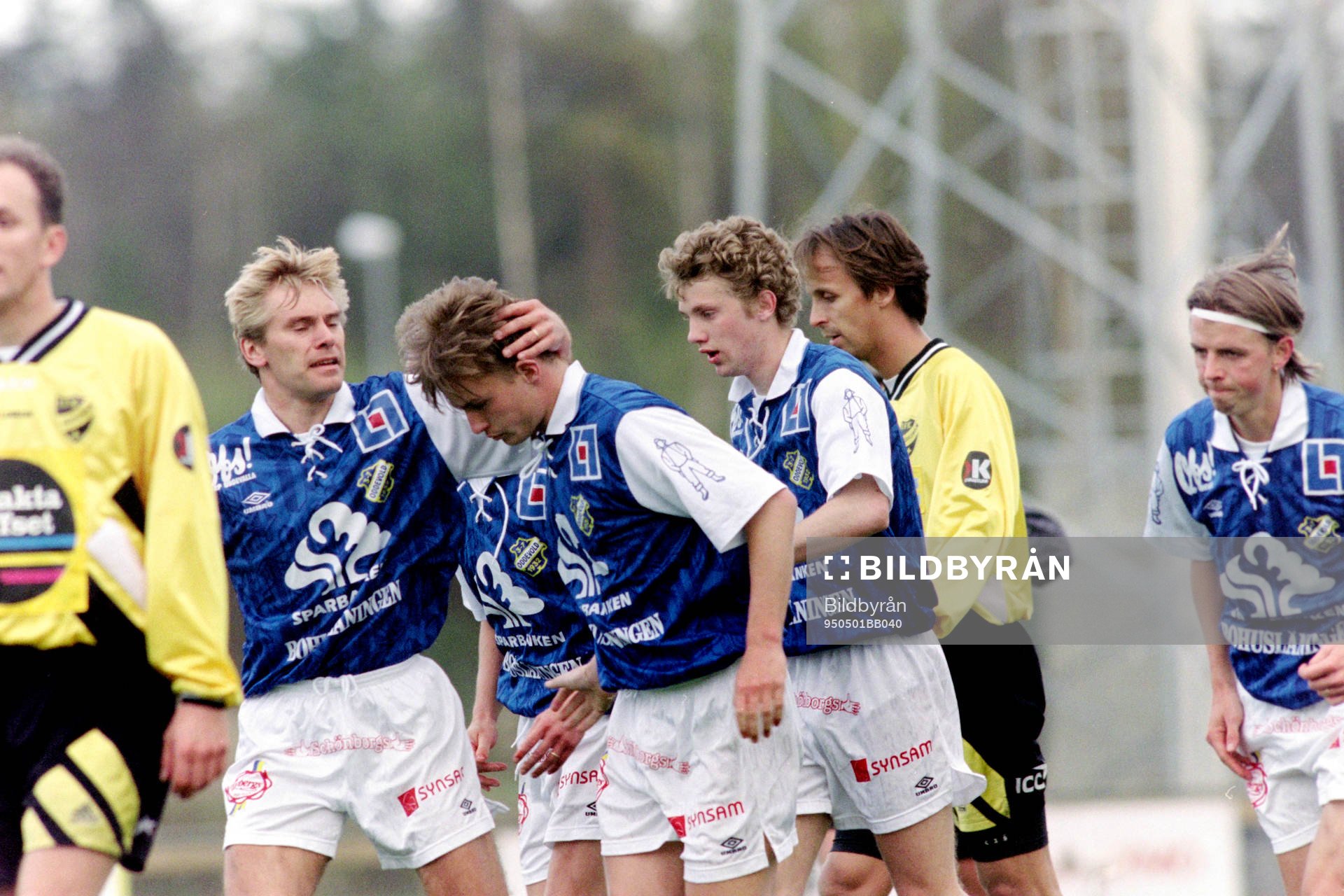Fotboll, Div 1 Södra, IFK Hässleholm - Oddevold, 2-1: Markus Johannesson, Oddevold gratuleras efter sitt straffmål.