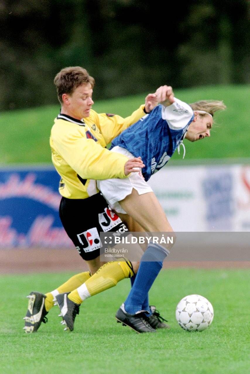 Fotboll, Div 1 Södra, IFK Hässleholm - Oddevold, 2-1: Ingmar Olovsson, Hässleholm i kamp om bollen.