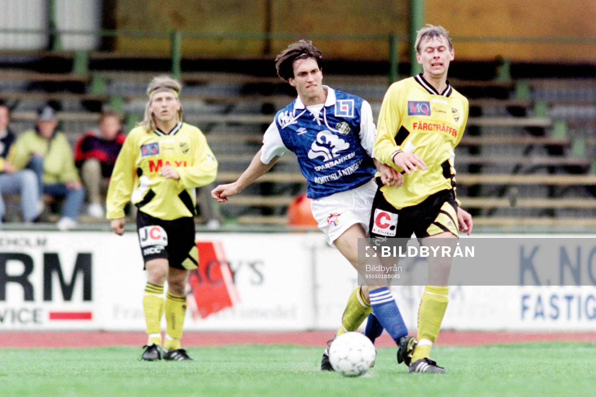 Fotboll, Div 1 Södra, IFK Hässleholm - Oddevold, 2-1: Peter Olsson, Hässleholm i kamp om bollen.