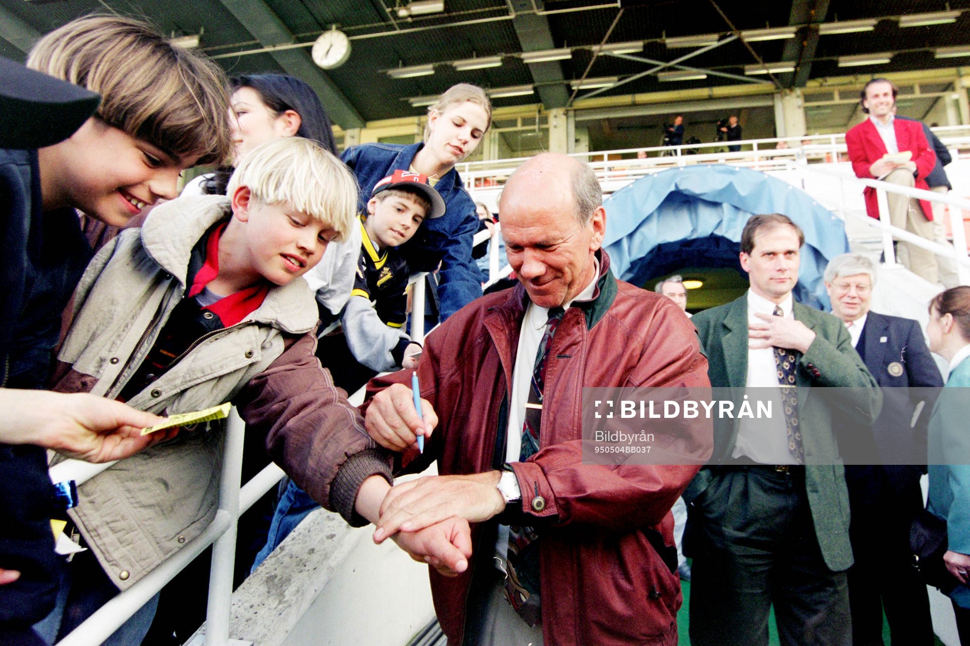 Tommy Svensson, förbundskapten i Sverige skriver autografer