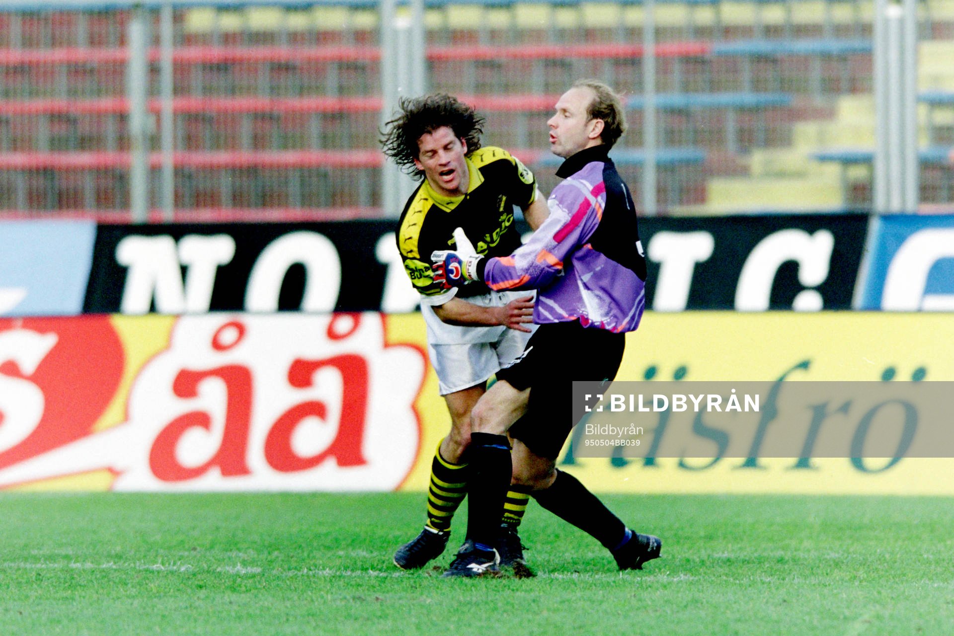 Dick Lidman, AIK kolliderar med Thomas Ravelli, målvakt i