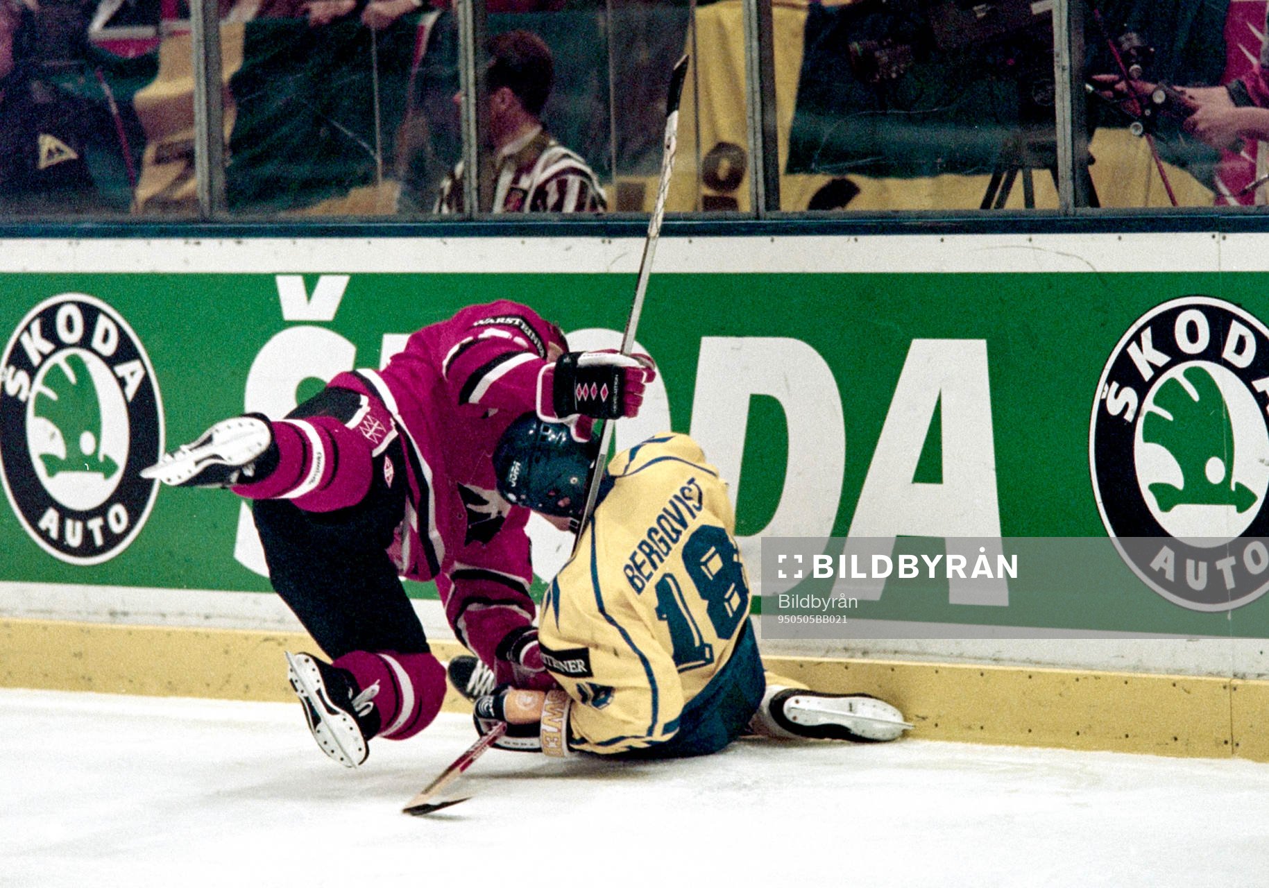 Jonas Bergqvist tacklas in i sargen av Tom Tilley, Kanada