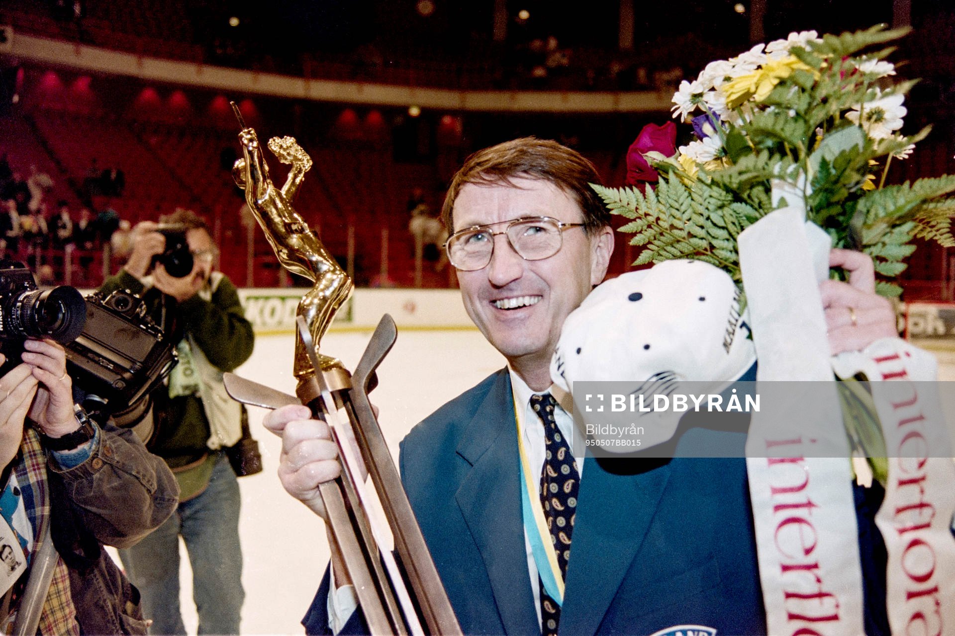 Curt Lindström, förbundskapten, Finland med pokalen