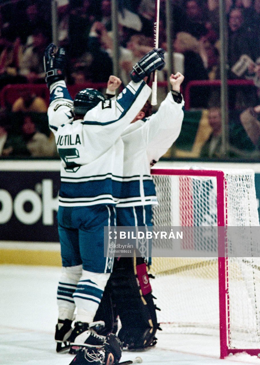 Jarmo Myllys, målvakt och Timo Jutila, Finland, jublar