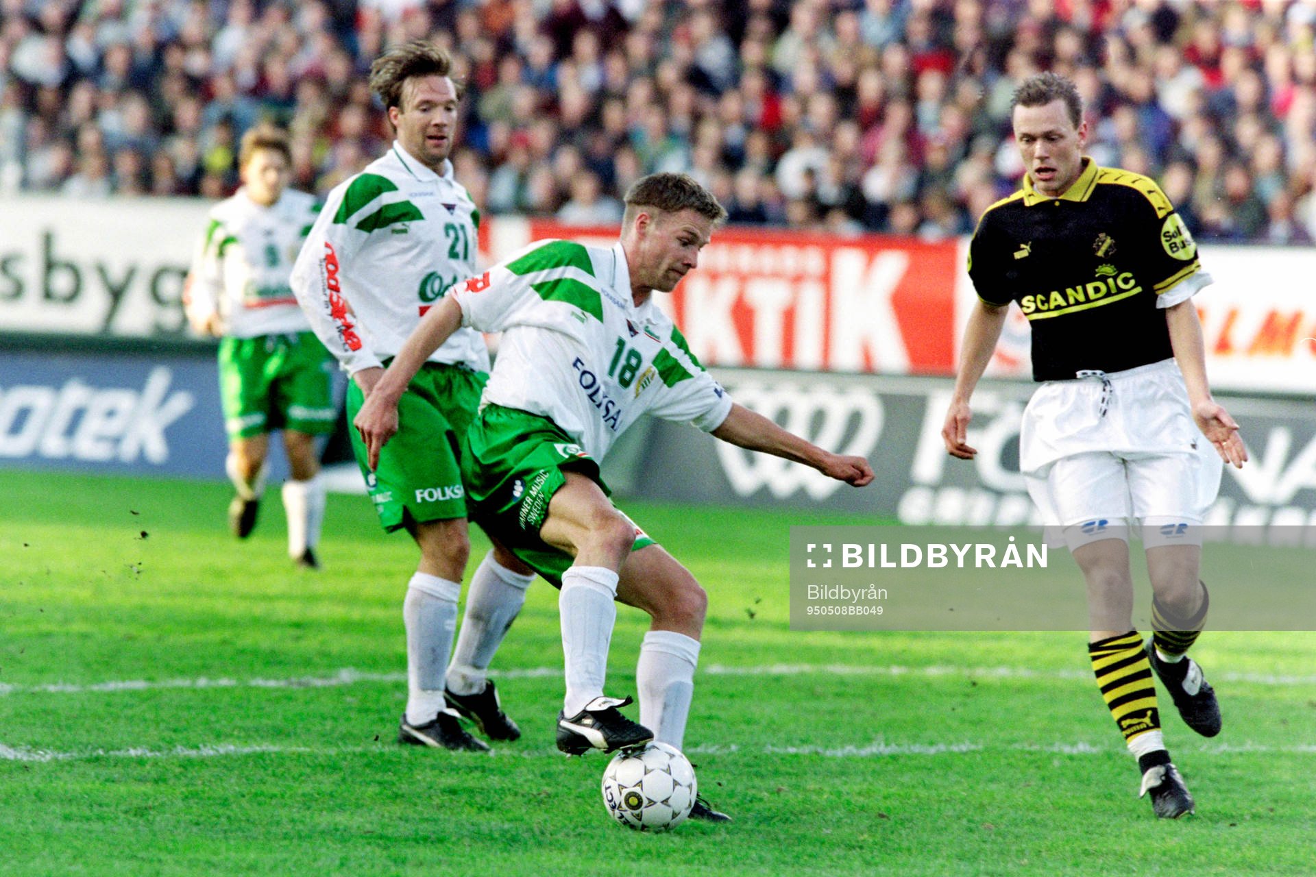 Fr. v Kim Bergstrand, Dan Sahlin, Hammarby med bollen och