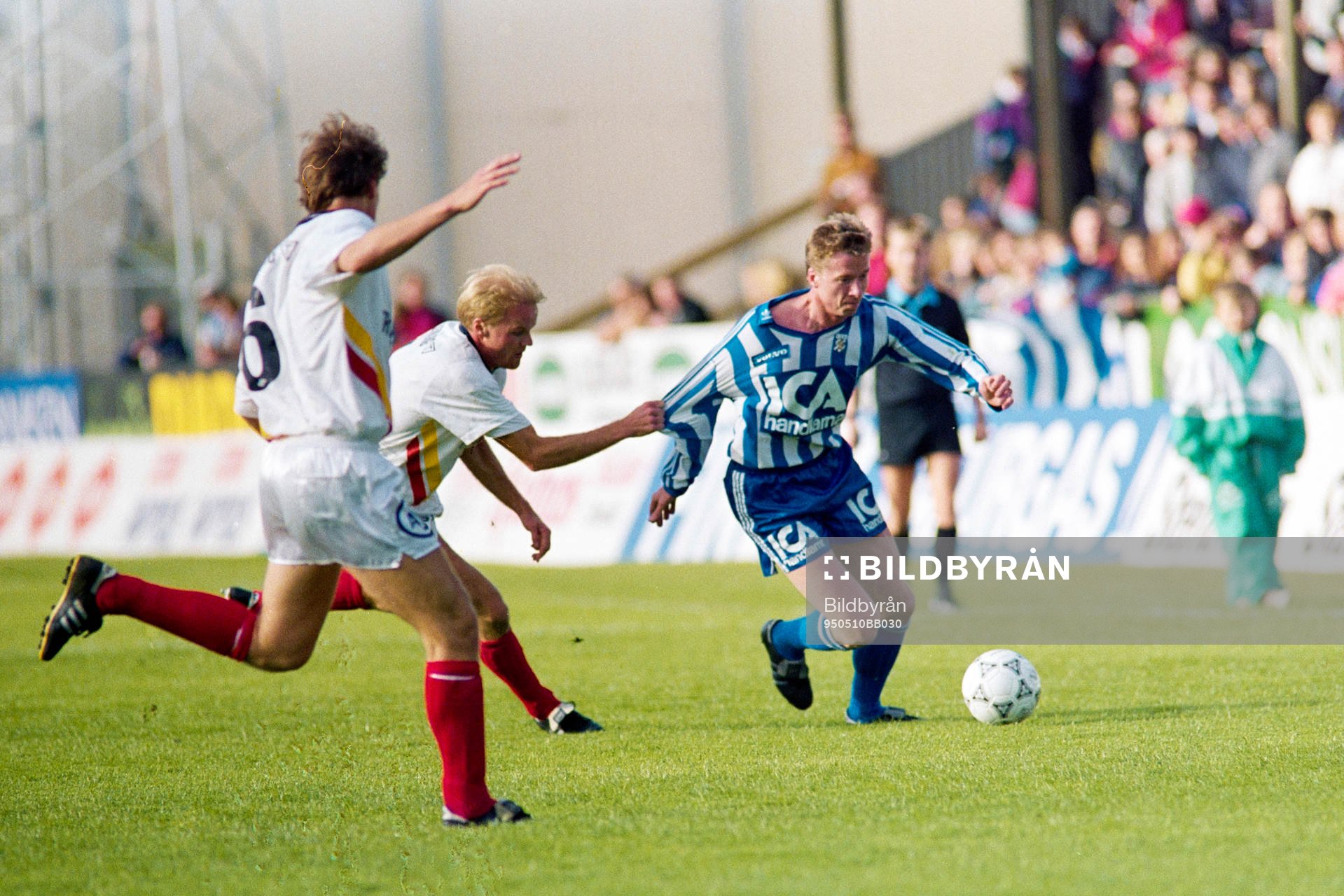  Jonas Brorsson, Trelleborg försöker stoppa Johnny Ekström, Göteborg.
© Bildbyrån - 15962