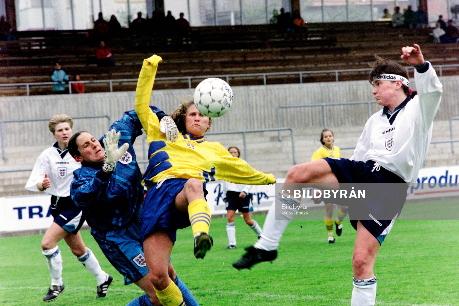 Ulrika Kalte, Sverige  framför englands målvakt Pauline