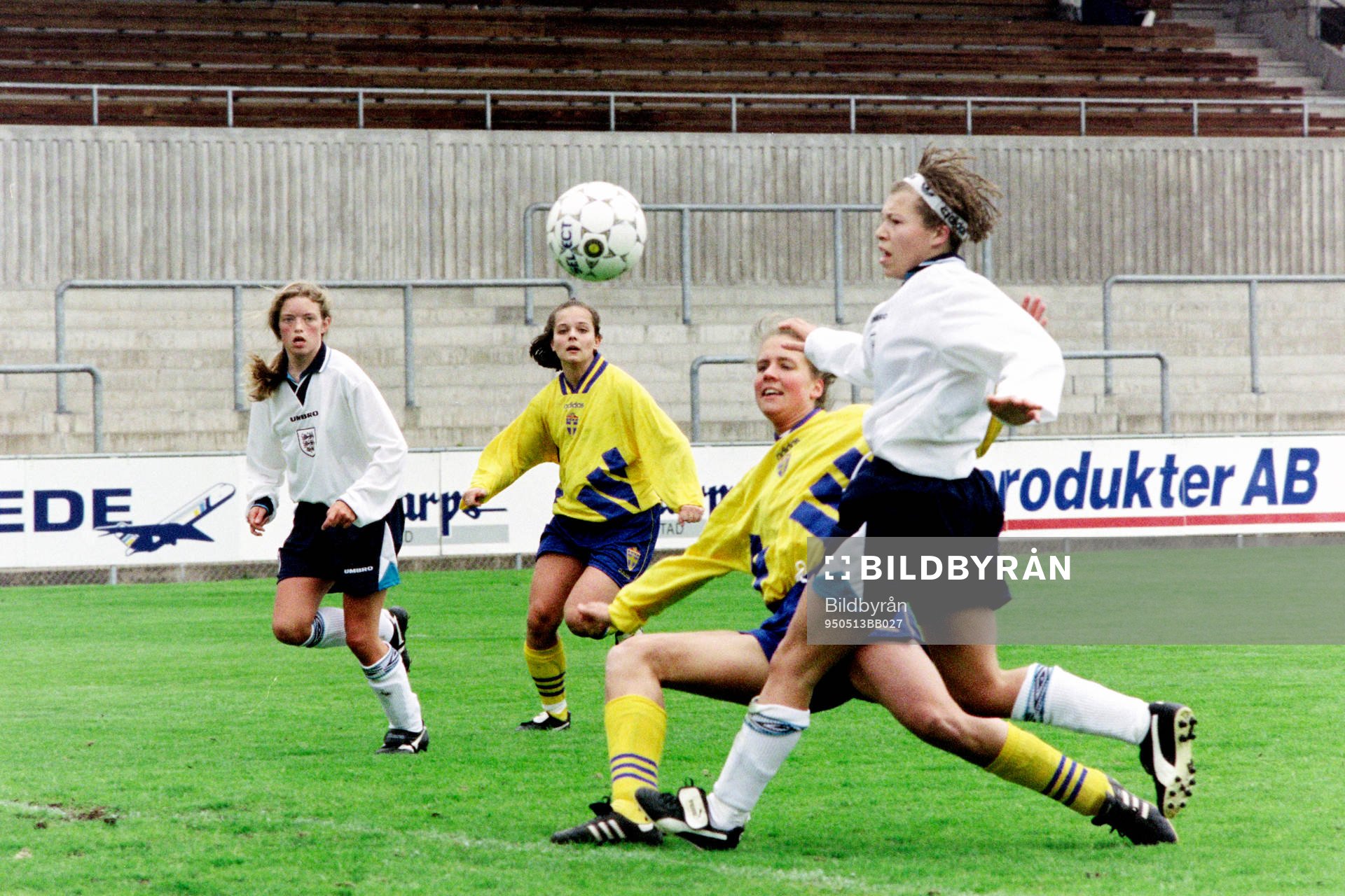 Anneli Wahlgren, Sverige i kamp om bollen