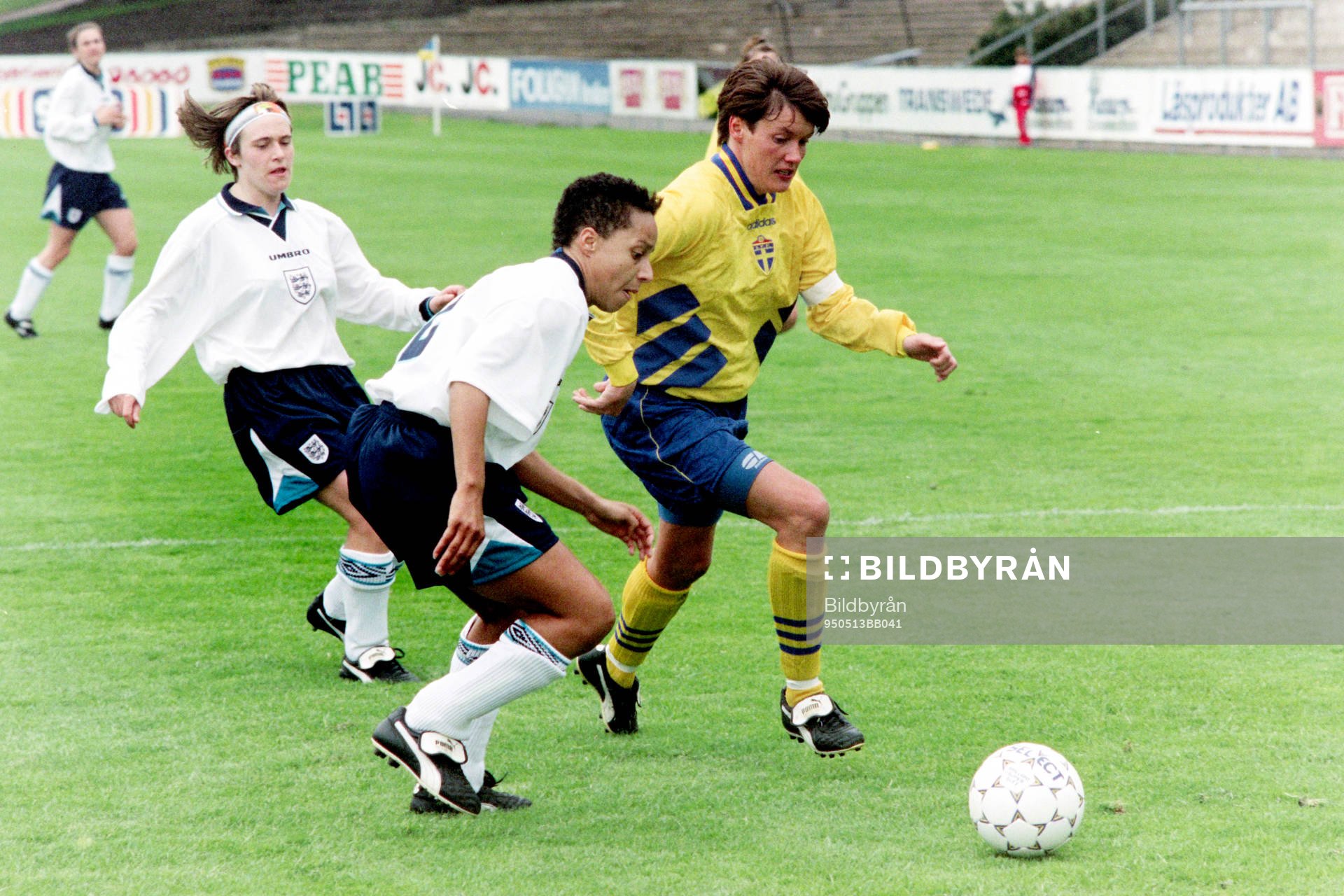 Lena Videkull, Sverige i kamp om bollen med Hope Powell,
