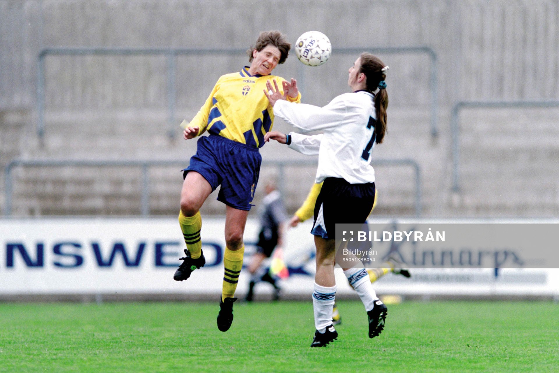 Pia Sundhage, Sverige i en nickduell med englands Marieanne
