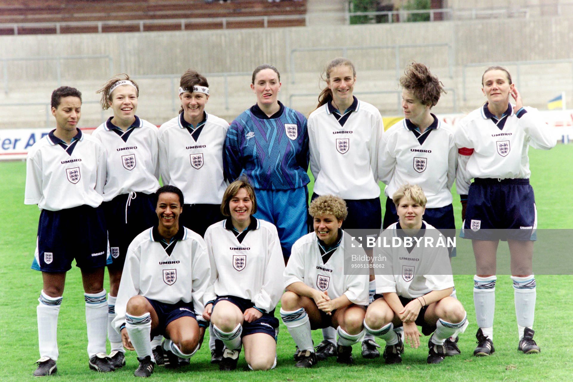 Englands startelva. Bakre raden fr. v: Hope Powell,